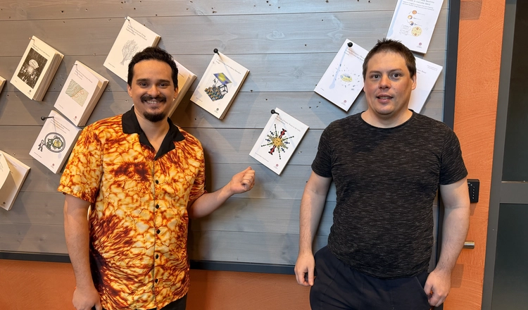 Jordi Boldú och Daniel Graham framför tavlan med uppspikade avhandlingar Jordi Boldú och Daniel Graham framför tavlan med uppspikade avhandlingar