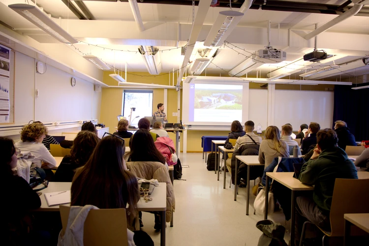 Skolklass tittar på föreläsning.