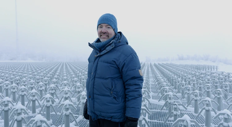 Forskare Johan Kero framför radar