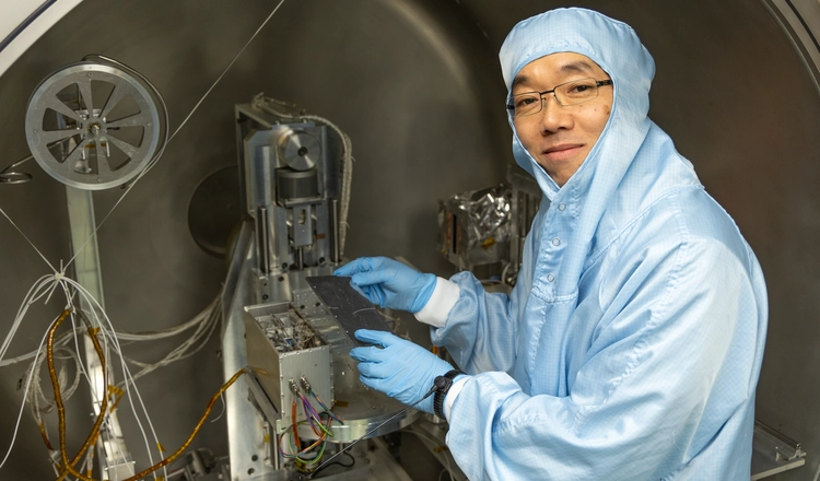 Manabu Shimoyama är ansvarig forskare för LNT som ska flyga ombord på AYAP-1. Här syns instrumentet i kalibreringstanken.