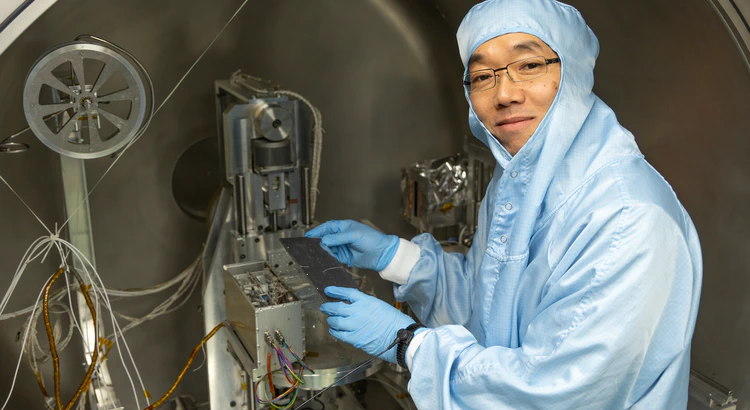 Manabu Shimoyama är ansvarig forskare för LNT som ska flyga ombord på AYAP-1. Här syns instrumentet i kalibreringstanken.