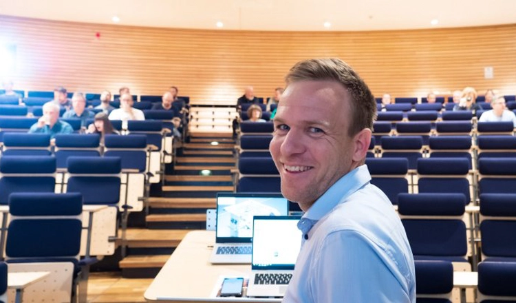 Máté Kérenyi lecturing in the auditorium at IRF