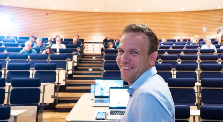 Máté Kérenyi lecturing in the auditorium at IRF
