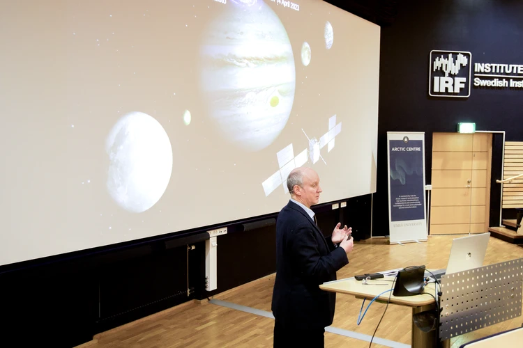 Generaldirektör presenterar framför skärm.