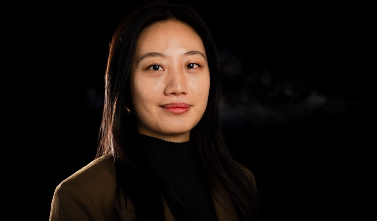 Qi Zhang disputerar den 7 mars 2025
