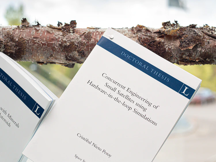 Spikade avhandlingar i skywalken vid IRFs huvudkontor