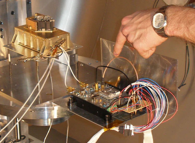 “Närbild på elektronisk komponent och en pekande hand”