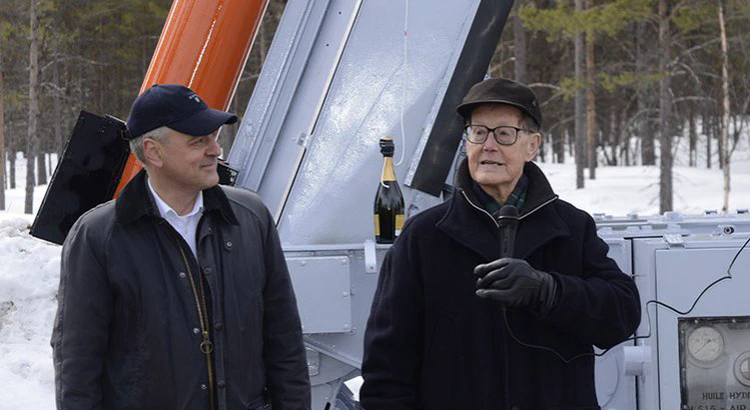 Stas Barabash och Bengt Hultqvist framför museiraketen utanför IRF:s huvudkontor i Kiruna Stas Barabash och Bengt Hultqvist framför museiraketen utanför IRF:s huvudkontor i Kiruna