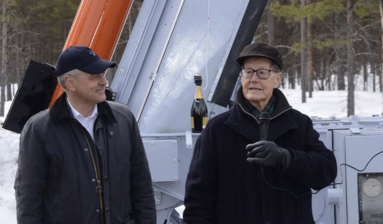Stas Barabash och Bengt Hultqvist framför museiraketen utanför IRF:s huvudkontor i Kiruna Stas Barabash och Bengt Hultqvist framför museiraketen utanför IRF:s huvudkontor i Kiruna