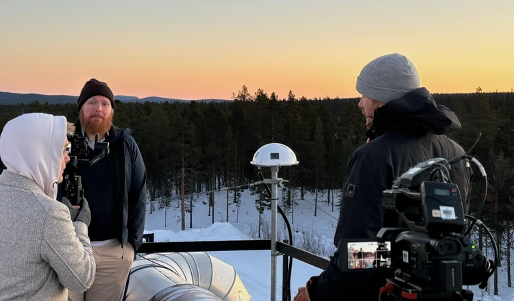 TV4-nyheterna på besök, på plats på taket på IRF:s huvudkontor, för intervju med IRF-forskaren Daniel Kastinen om IRF:s meteorkameror. TV4-nyheterna på besök, på plats på taket på IRF:s huvudkontor, för intervju med IRF-forskaren Daniel Kastinen om IRF:s meteorkameror.