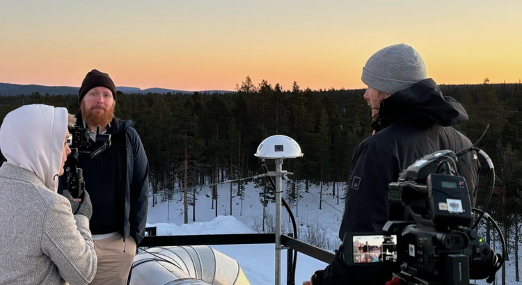 TV4-nyheterna på besök, på plats på taket på IRF:s huvudkontor, för intervju med IRF-forskaren Daniel Kastinen om IRF:s meteorkameror. TV4-nyheterna på besök, på plats på taket på IRF:s huvudkontor, för intervju med IRF-forskaren Daniel Kastinen om IRF:s meteorkameror.