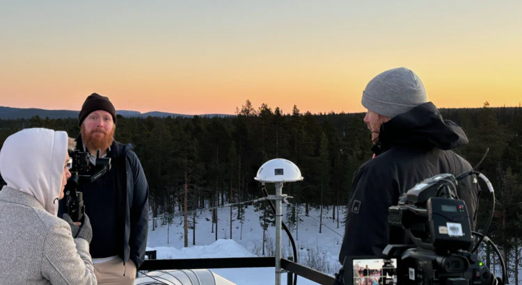 TV4-nyheterna på besök, på plats på taket på IRF:s huvudkontor, för intervju med IRF-forskaren Daniel Kastinen om IRF:s meteorkameror. TV4-nyheterna på besök, på plats på taket på IRF:s huvudkontor, för intervju med IRF-forskaren Daniel Kastinen om IRF:s meteorkameror.