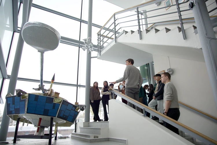Grupp på rundtur tittar på satelliten Viking i IRF:s entré.