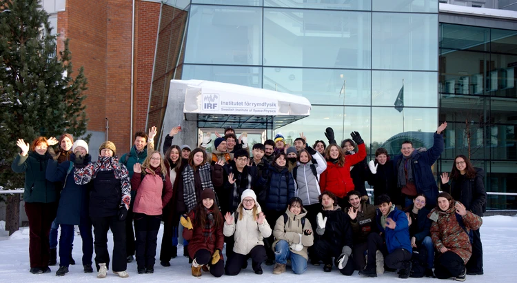 Studenter på Umeå Universitet framför entrén till IRF