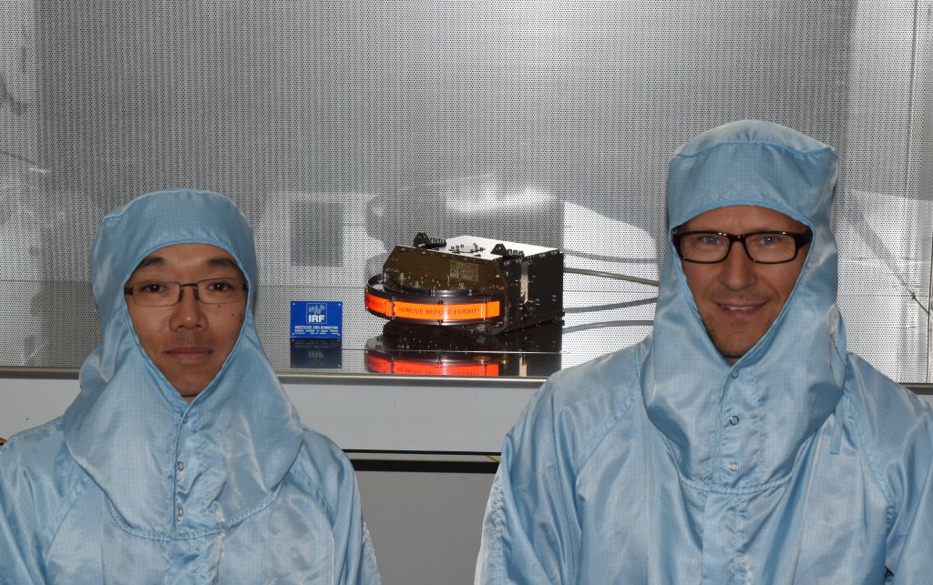 Sensorn JNA (PFM) före leverans. Manabu Shimoyama, forskare och Stefan Karlsson, forskningsingenjör. Foto: Philipp Wittmann