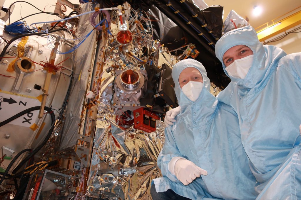 Jupiter-sensorn JDC på rymdfarkosten i mars 2022. Rikard Ottemark och Máté Kérenyi på plats hos Airbus. Foto: Airbus