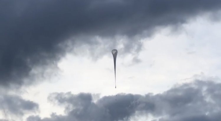 Experimentet innebär att det för första gången släpps tre ballonger, vardera 4000 kubikmeter, samtidigt från Esrange. Under monteras infraljudssensorer på en 100 meter lång lina och tre ytsprängningar utförs på gruvområdet i Mertainen. Foto: SCC