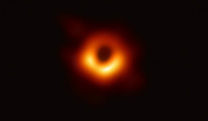 Skruvad rymdradiostrålning upptäckt – avslöjar unika egenskaper hos svarta hål