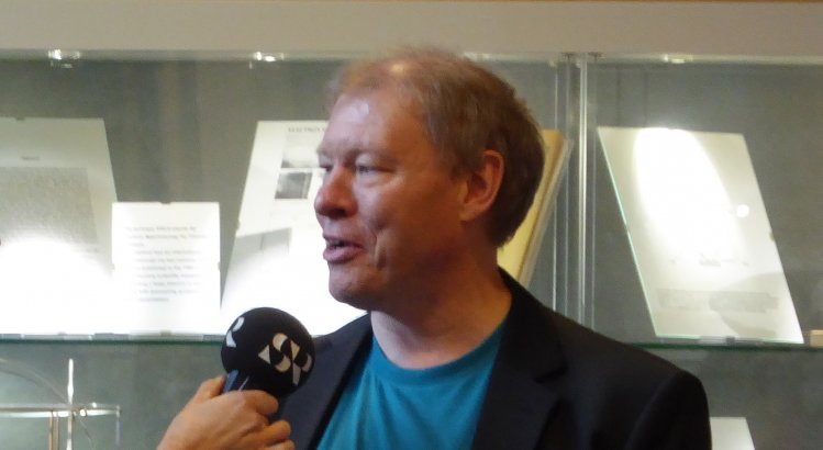 Anders Eriksson intervjuas av Sveriges Radio. Bild: Rick McGregor, IRF